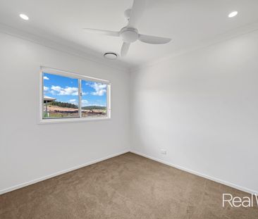 Brand-new construction with contemporary design and finishes - Photo 5