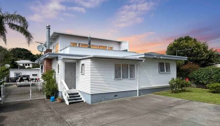 Massive Family Home with Pool & Guest House – ... - Photo 5