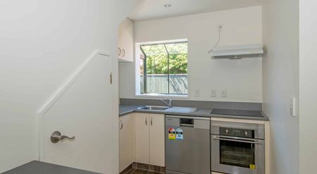 Modern townhouse stones throw from Westfield Mall - Photo 2