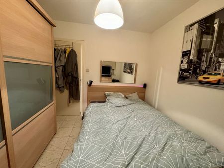 Ruim gelijkvloers appartement met 2 slaapkamers, tuin en garagebox. - Foto 5