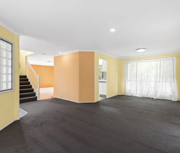 Spacious and Comfortable Family Home in a Quiet Ashmore Location - Photo 3