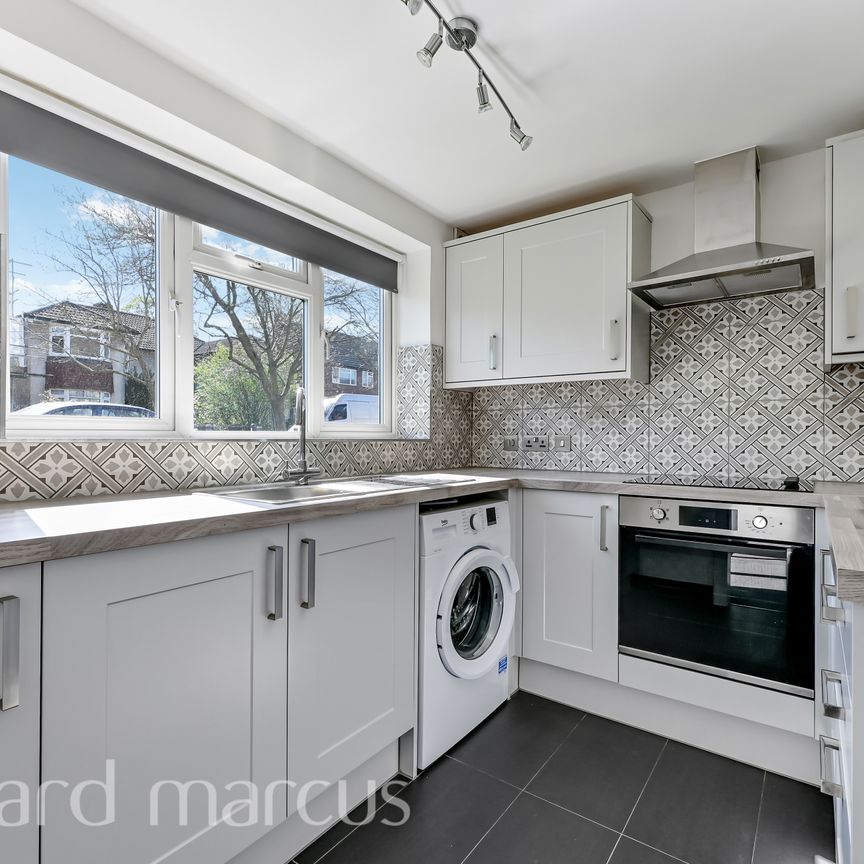St Philips Avenue, Worcester Park - Photo 1