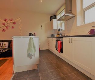 3 bedroom Flat in Flat 1, Leeds - Photo 2