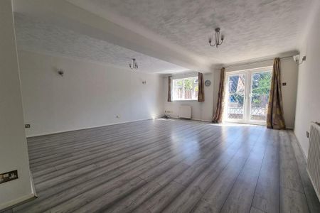 4 bedroom detached house to rent - Photo 3