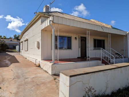 Central Location - Three Bedrooms with Brand New Carpet - Photo 4