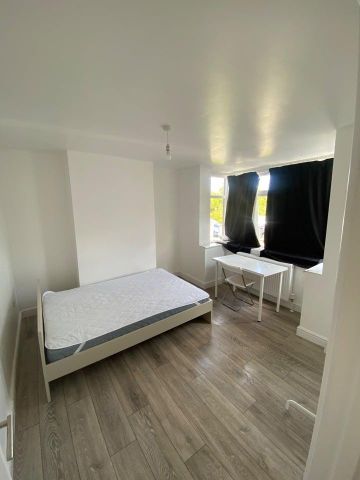 4 bedroom end of terrace house to rent - Photo 2