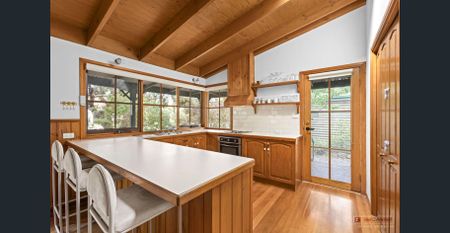 Timeless Coastal Charm in a Classic Beachside Home Available on a 6-Month Term - Photo 4