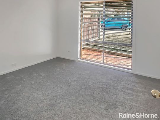 Renovated 3 bedroom single level townhouse near Karabar Shopping Mall. - Photo 1