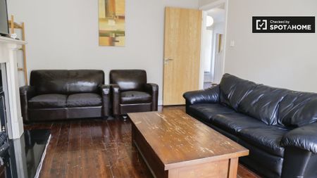 Room in 5-bedroom apartment in Ballymun, Dublin - Photo 3