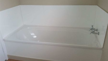 Tidy, three bedroom, one bathroom separate toilet family home. - Photo 3