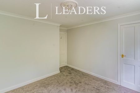 3 bedroom house to rent Ditchling Hill, Crawley, RH11 - Photo 2