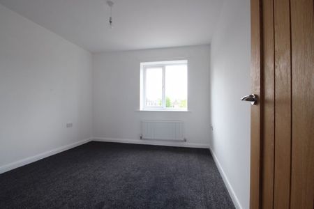 2 bed flat to rent in - Photo 3
