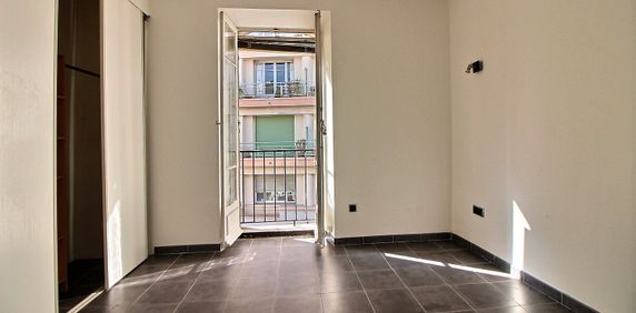 A 100 m du VIEUX-PORT. Dans immeuble ancien, Appartement Type 2 avec balcon. - Photo 2