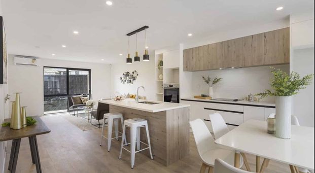 Modern 3BR Townhouse in Te Atatu South - Photo 1