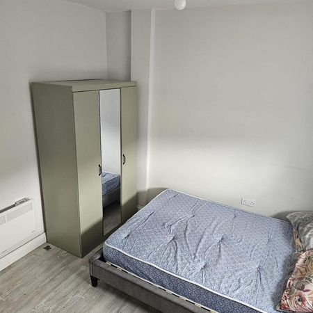1 bedroom in a house share to rent - Photo 3
