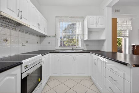 Renovated & Ready 3 bedroom — Ideal Family Living - Photo 3