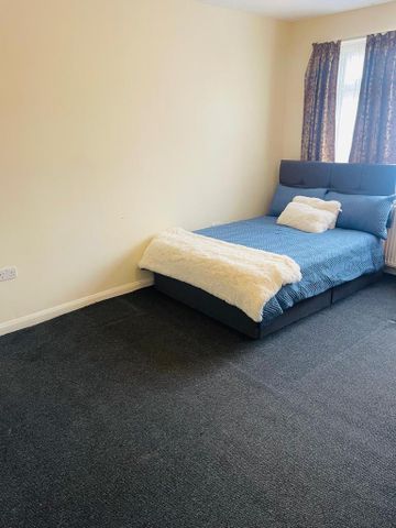 1 bedroom in a house share to rent - Photo 2