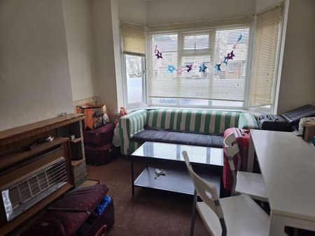 3 bedroom semi-detached house to rent - Photo 2