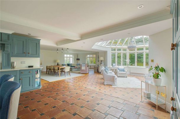 Beautiful arts and crafts house with commanding views over the Chilterns with gardens, tennis court and heated outdoor swimming pool - Photo 1