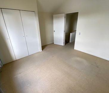 Location, location, lovely townhouse just opposite Botany Town Centre - Photo 4