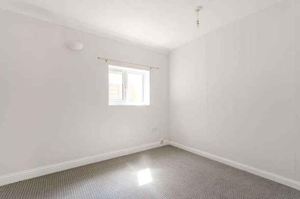 Tolworth Park Road, Surbiton, KT6 - Photo 1