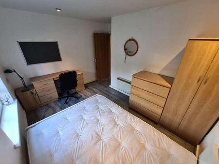 Stretford Road, Hulme, Manchester, M15 - Photo 2