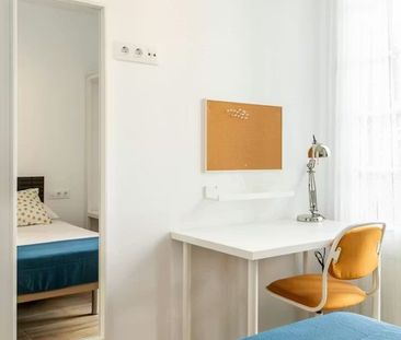 Carrer de l'Antiga Travessera, L'Hospitalet de Llobregat, Catalonia... - Photo 2