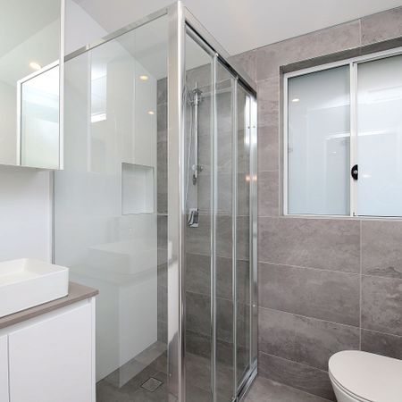 Modern One-Bedroom Property - Photo 3