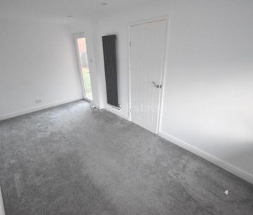 4 bedroom link detached house to rent - Photo 5
