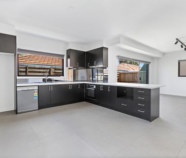 Modern 2 Bedroom Townhouse in Prime Brunswick Location - Photo 2