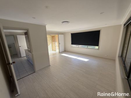 Spacious 3-Bedroom Family Home with Pool in Prime Glenfield Location - Photo 5