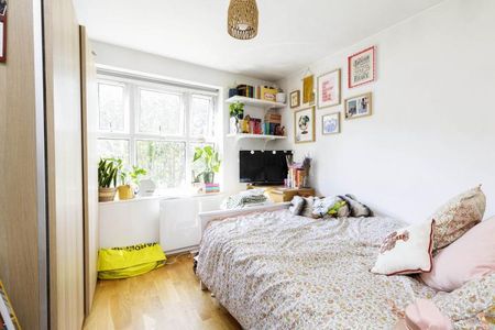 3 bedroom 1 bath close to Seven Sisters Road station with a garden - Photo 4