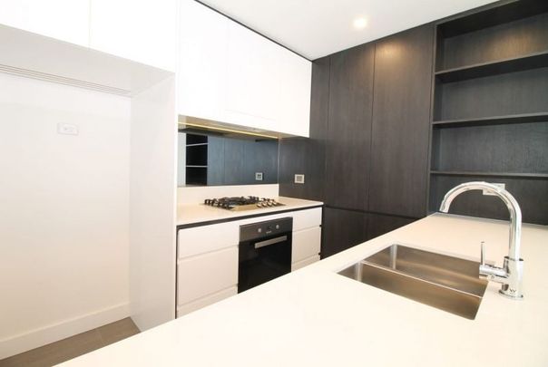 Large study | Large bedroom - Photo 1