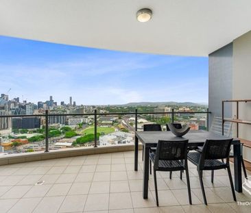 Stunning Oversize Apartment with Panoramic City - Photo 1