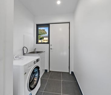 Modern 3 Bedroom Unit In Great Location - Photo 4