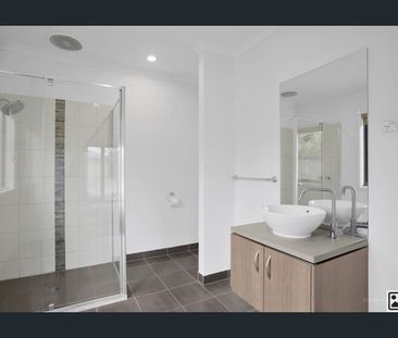 In the heart of Cranbourne! - Photo 4