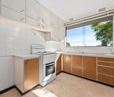 Top floor, oversized two bedroom apartment - Photo 2