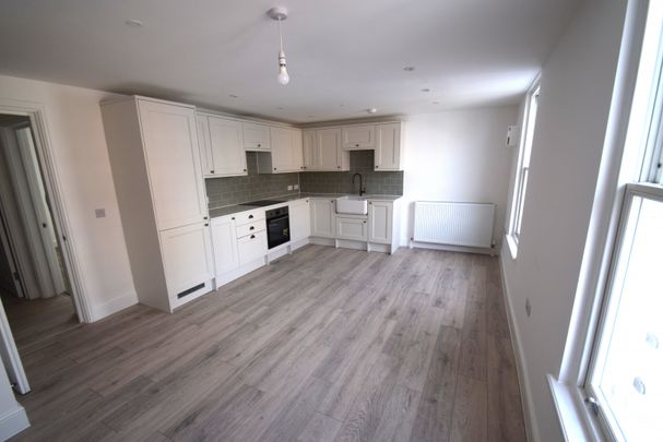 Broadway House, SS9 1AE - Photo 1