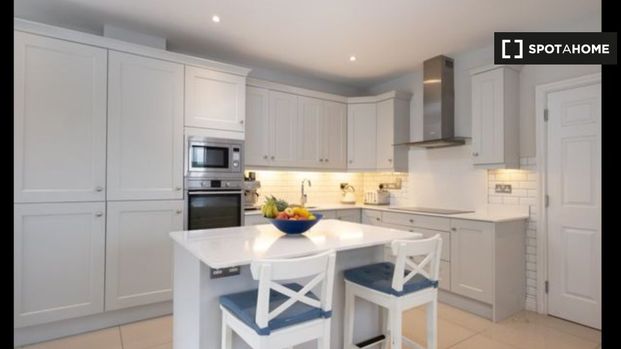Room for rent in 4-bedroom house in Rathcoole, Dublin - Photo 1