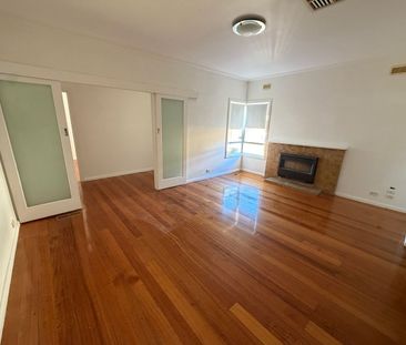 Classic 4Br Home in Sunshine West! - Photo 1