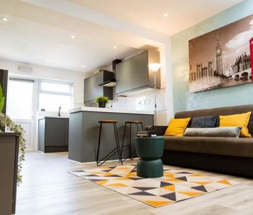 Newly Renovated Ensuite rooms - - Photo 2