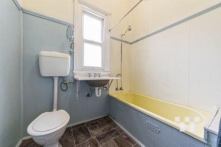 Low Maintenance Flat In Great Location! - Photo 5