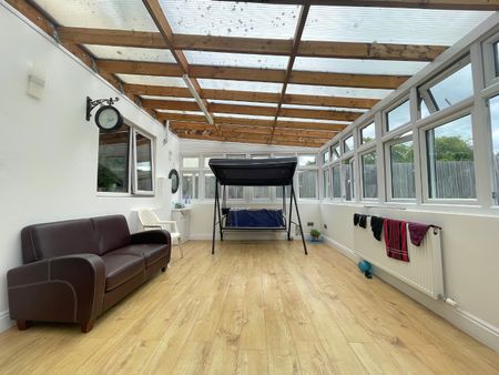 4 bed semi-detached house to rent in Barnhurst Path, Watford, WD19 - Photo 5