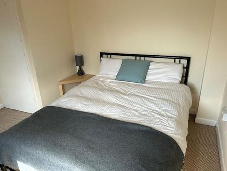 1 bedroom in a house share to rent - Photo 3