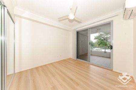 CONTEMPORARY APARTMENT WITH STUDY NOOK - LIVING IN THE HEART OF ASHGROVE - Photo 4