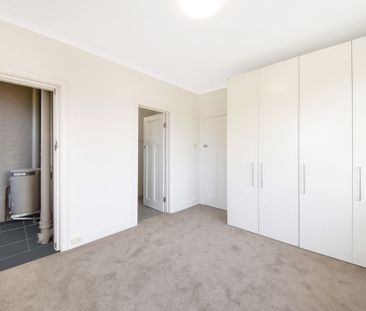 Charming Art Deco One-Bedroom in Prime Harbourside Location - Photo 6