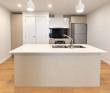 Modern One-Bedroom Apartment with Parking – Steps to Crows Nest Metro - Photo 2