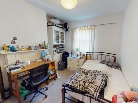 Terraced House to rent on - Photo 5