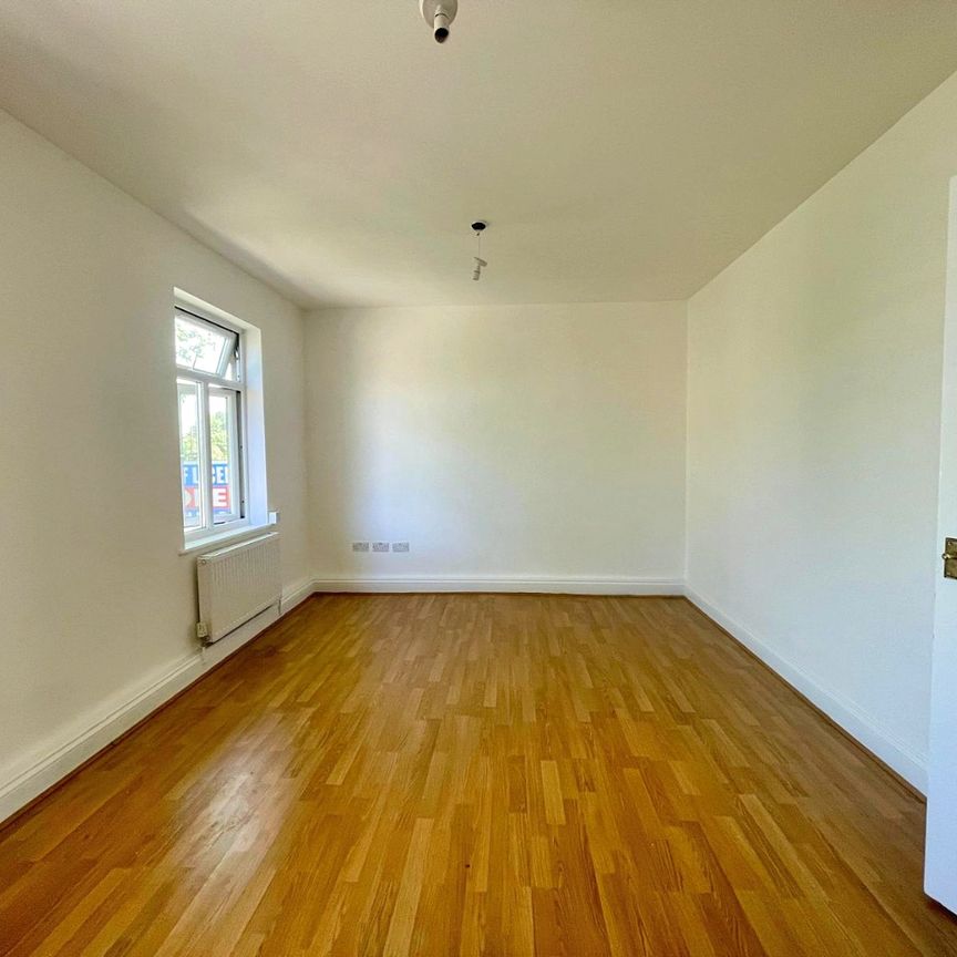 3 bed flat to rent in Bilton Road, Greenford, UB6 - Photo 1