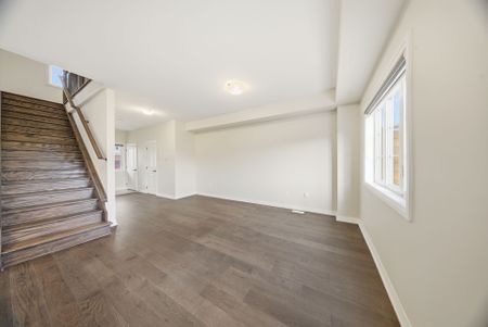 For Lease - 44 Lahey Crescent, Penetanguishene, Ontario - Photo 2